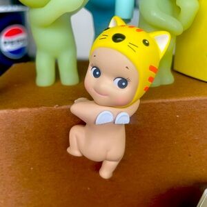 Sonny Angel Hipper looking back.